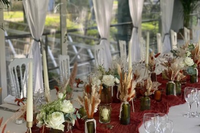 Miniature Location salle Jouy-le-Moutier (Val-d'Oise) - Le Yacht #64 Table élégamment dressée avec nappes blanches, serviettes pliées, verres et décorations florales dans une salle lumineuse.