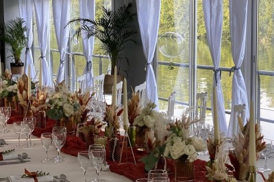 Miniature Location salle Jouy-le-Moutier (Val-d'Oise) - Le Yacht #65 Table élégamment dressée avec nappes blanches, serviettes pliées, verres et décorations florales dans une salle lumineuse.