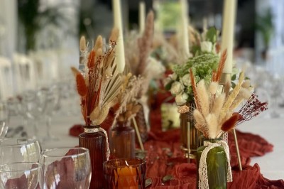 Miniature Location salle Jouy-le-Moutier (Val-d'Oise) - Le Yacht #66 Table élégamment dressée avec nappes blanches, serviettes pliées, verres et décorations florales dans une salle lumineuse.