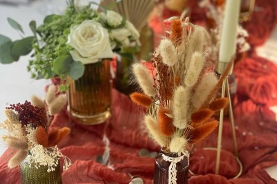 Miniature Location salle Jouy-le-Moutier (Val-d'Oise) - Le Yacht #48 Table élégamment dressée avec nappes blanches, serviettes pliées, verres et décorations florales dans une salle lumineuse.