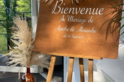 Miniature Location salle Jouy-le-Moutier (Val-d'Oise) - Le Yacht #8 Table élégamment dressée avec nappes blanches, serviettes pliées, verres et décorations florales dans une salle lumineuse.