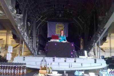 Un couple danse dans une salle faiblement éclairée avec des lumières colorées et une ambiance festive.