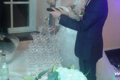 Un couple danse dans une salle faiblement éclairée avec des lumières colorées et une ambiance festive.