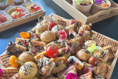 Plateau de légumes frais comprenant chou-fleur, tomates cerises, céleri, radis et feuilles vertes.