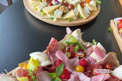 Plateau de légumes frais comprenant chou-fleur, tomates cerises, céleri, radis et feuilles vertes.
