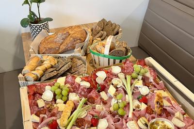 Plateau de légumes frais comprenant chou-fleur, tomates cerises, céleri, radis et feuilles vertes.