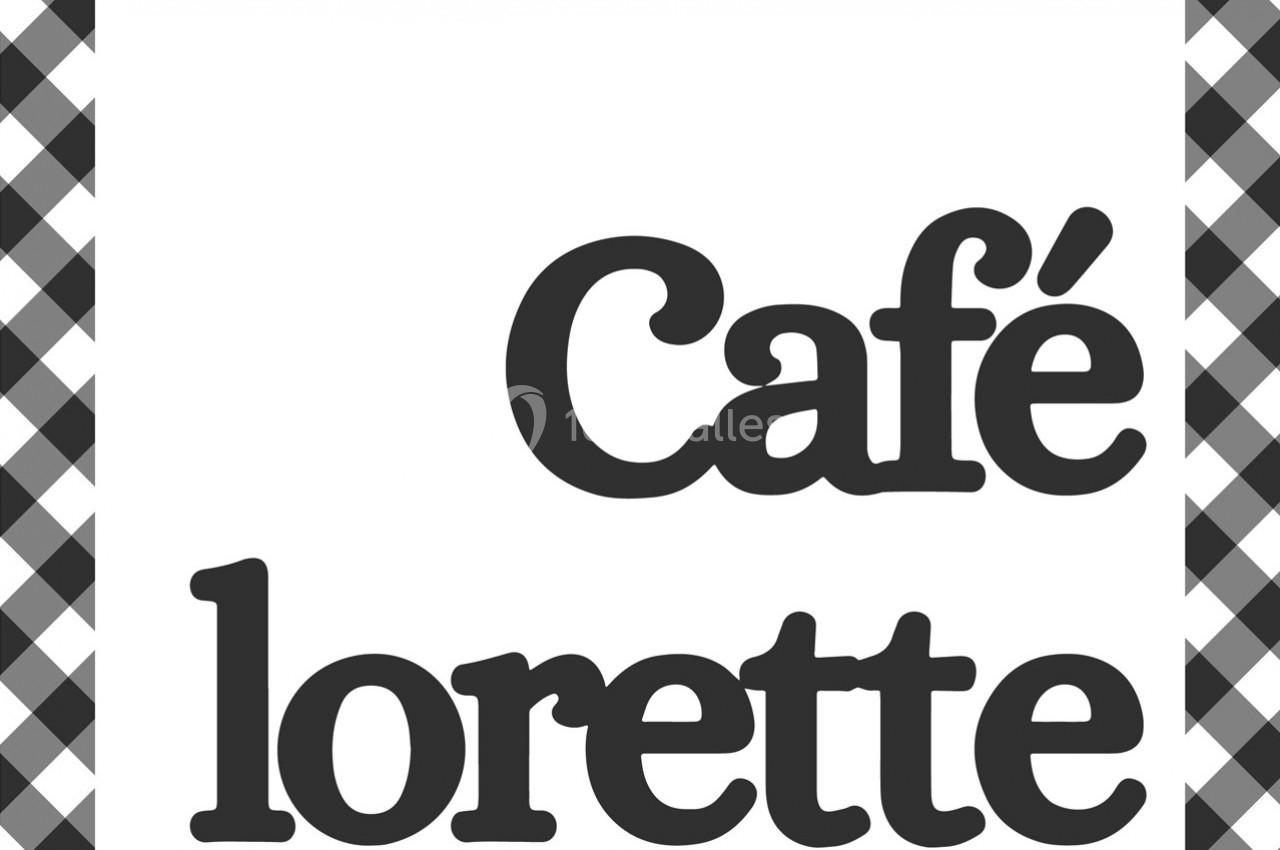Texte ’Café Lorette’ en noir sur fond blanc, encadré par un motif à carreaux noirs et blancs sur les côtés.