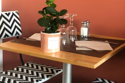 Plateau de légumes frais comprenant chou-fleur, tomates cerises, céleri, radis et feuilles vertes.