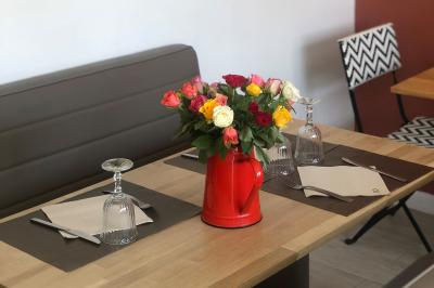 Plateau de légumes frais comprenant chou-fleur, tomates cerises, céleri, radis et feuilles vertes.