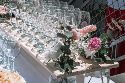 Plateau de légumes frais comprenant chou-fleur, tomates cerises, céleri, radis et feuilles vertes.