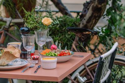 Plateau de légumes frais comprenant chou-fleur, tomates cerises, céleri, radis et feuilles vertes.