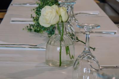 Plateau de légumes frais comprenant chou-fleur, tomates cerises, céleri, radis et feuilles vertes.