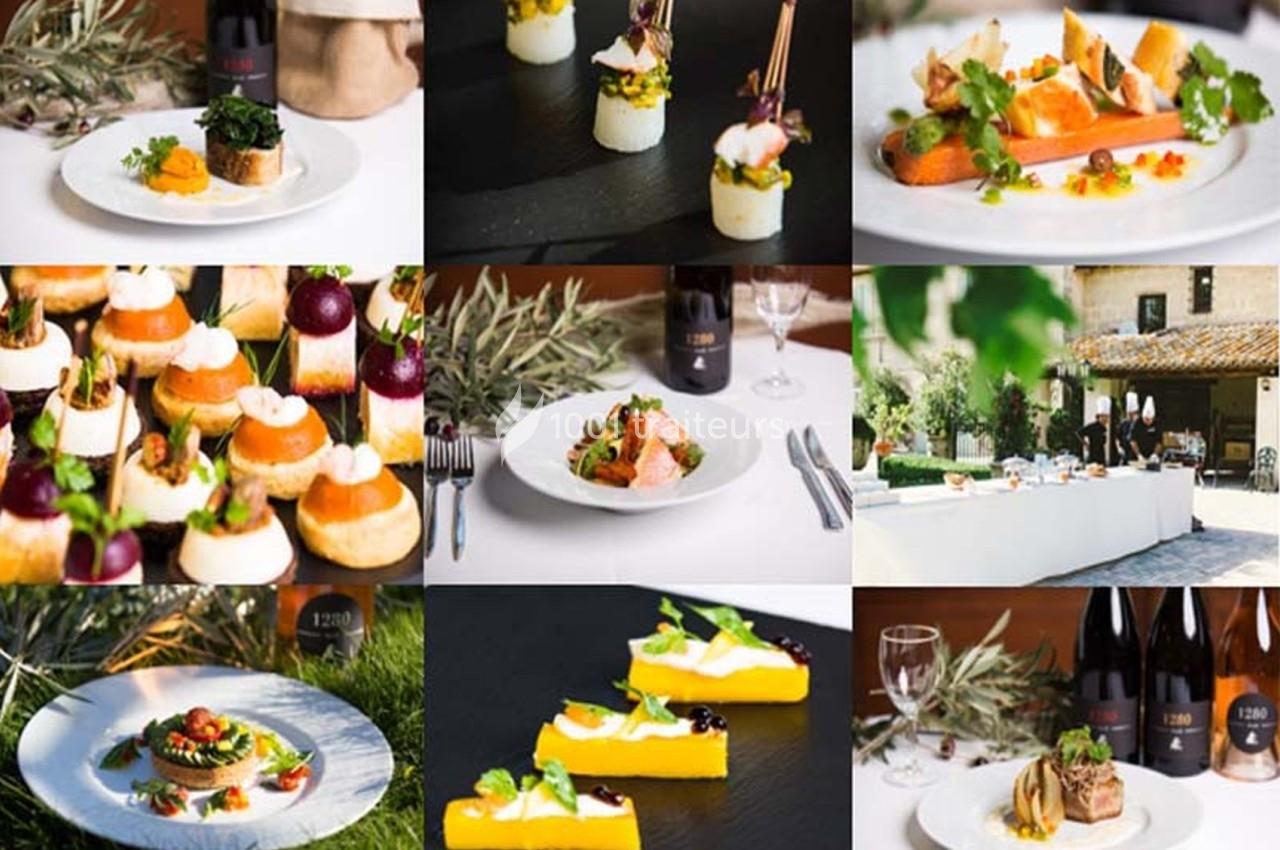 Assortiment de plats gastronomiques présentés sur des assiettes, avec une table dressée en extérieur en arrière-plan.