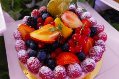 Tarte garnie de framboises, fraises, myrtilles, groseilles et physalis, sur fond de pâte dorée.