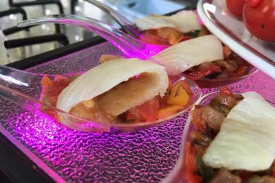 Cuillères transparentes contenant une préparation colorée de légumes et une fine tranche de fromage.