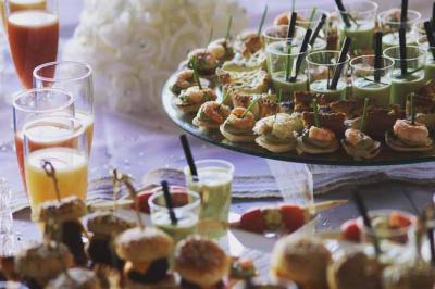 Plateau de verrines, canapés et amuse-bouches variés disposés sur une table pour un buffet.
