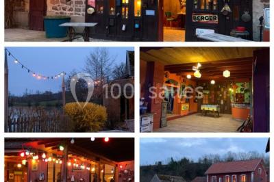 Lit double avec drap blanc, encadré par deux tables de chevet et lampes, dans une chambre au mur bleu et sol en bois.