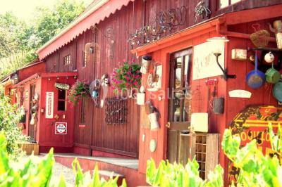 Lit double avec drap blanc, encadré par deux tables de chevet et lampes, dans une chambre au mur bleu et sol en bois.
