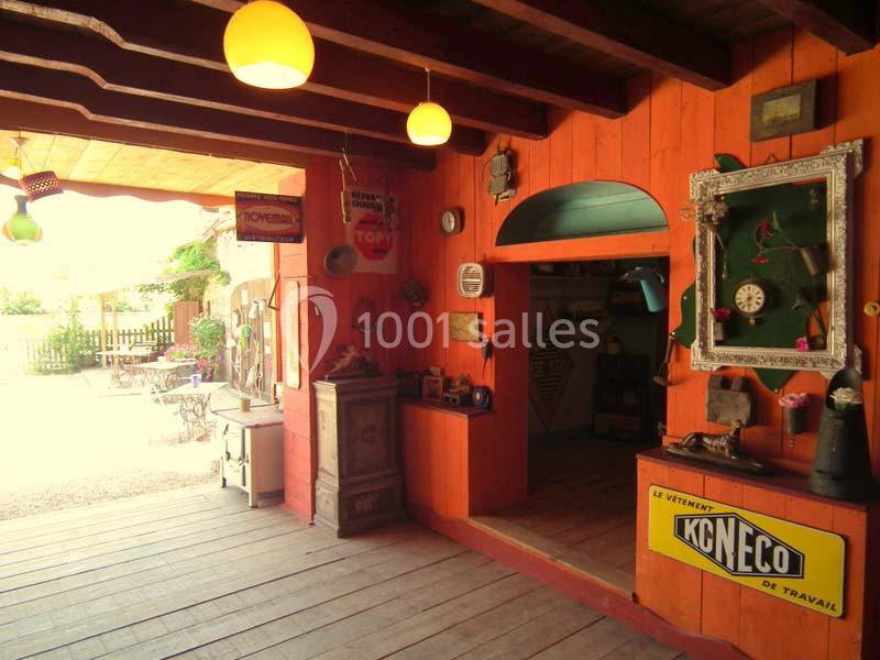 Intérieur d'une boutique vintage avec des objets anciens, des affiches rétro et une lumière chaleureuse.