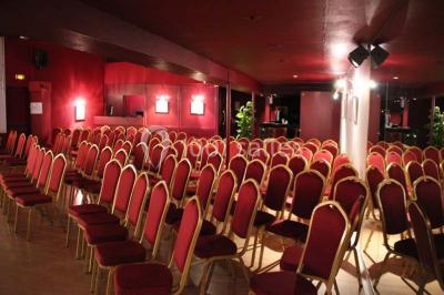 Assiette de salade composée avec melon, tomate, mozzarella, basilic et fleurs comestibles, accompagnée de toasts et foie…