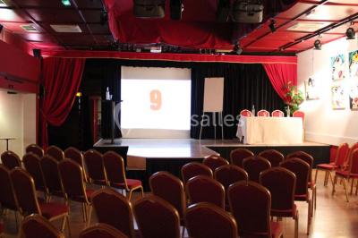 Assiette de salade composée avec melon, tomate, mozzarella, basilic et fleurs comestibles, accompagnée de toasts et foie…