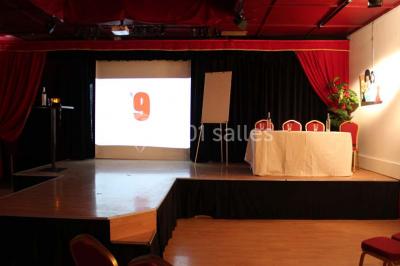 Assiette de salade composée avec melon, tomate, mozzarella, basilic et fleurs comestibles, accompagnée de toasts et foie…