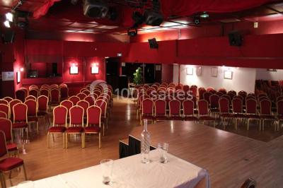 Assiette de salade composée avec melon, tomate, mozzarella, basilic et fleurs comestibles, accompagnée de toasts et foie…