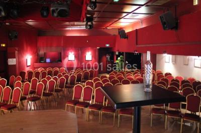 Assiette de salade composée avec melon, tomate, mozzarella, basilic et fleurs comestibles, accompagnée de toasts et foie…