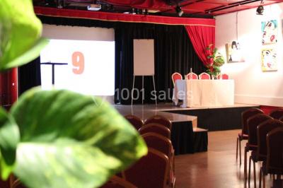 Assiette de salade composée avec melon, tomate, mozzarella, basilic et fleurs comestibles, accompagnée de toasts et foie…