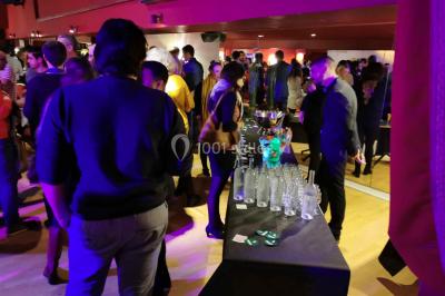 Assiette de salade composée avec melon, tomate, mozzarella, basilic et fleurs comestibles, accompagnée de toasts et foie…