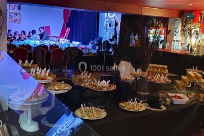 Assiette de salade composée avec melon, tomate, mozzarella, basilic et fleurs comestibles, accompagnée de toasts et foie…