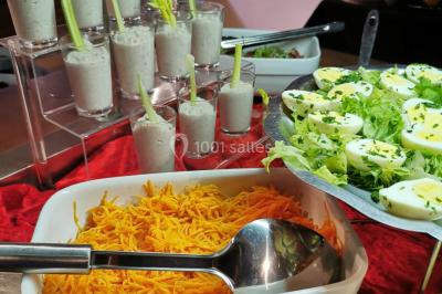 Assiette de salade composée avec melon, tomate, mozzarella, basilic et fleurs comestibles, accompagnée de toasts et foie…