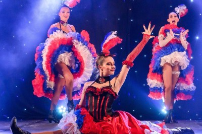 Assiette de salade composée avec melon, tomate, mozzarella, basilic et fleurs comestibles, accompagnée de toasts et foie…
