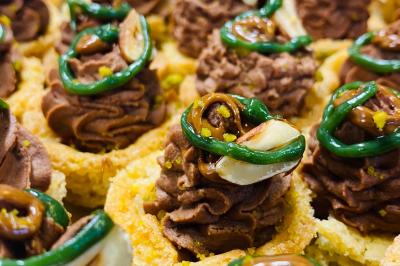 Plateau de bouchées apéritives variées comprenant légumes, foie gras, saumon fumé et feuilletés.