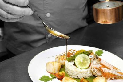 Plateau de bouchées apéritives variées comprenant légumes, foie gras, saumon fumé et feuilletés.