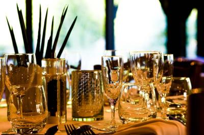 Assiette gastronomique avec viande, foie gras, cubes de fromage, sauce décorative et garniture verte.