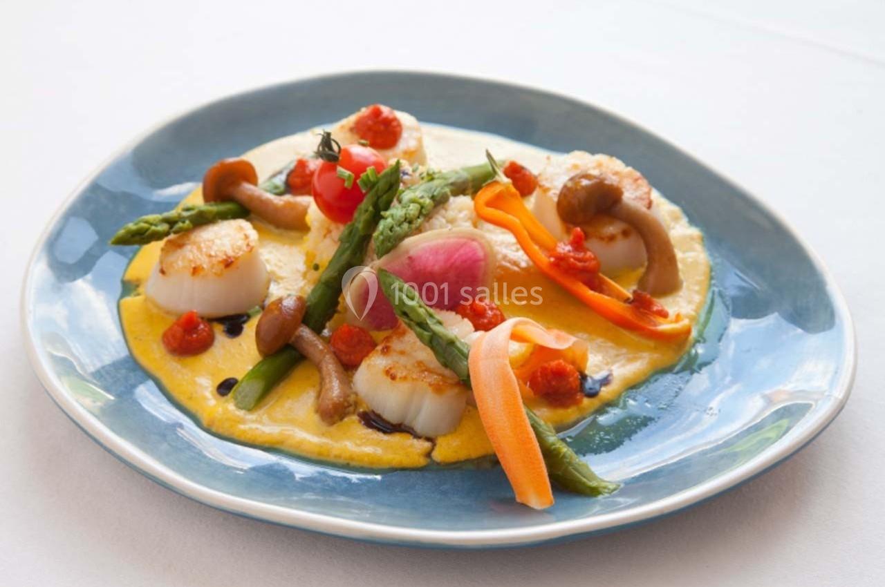 Assiette de noix de Saint-Jacques poêlées avec purée, asperges, champignons et garniture de légumes colorés.