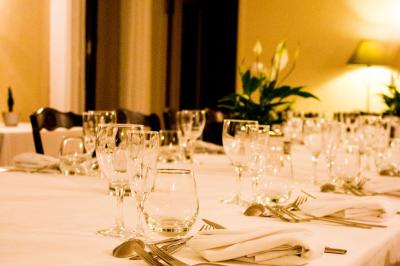 Assiette gastronomique avec viande, foie gras, cubes de fromage, sauce décorative et garniture verte.