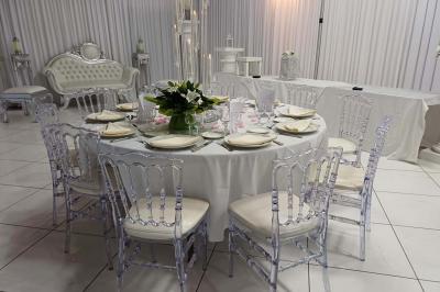 Lettres rouges formant le mot ’LOVE’ sur un tapis rouge, entourées de petites décorations blanches, en extérieur.