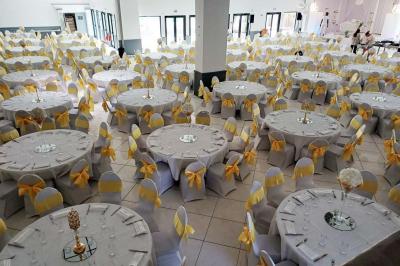 Lettres rouges formant le mot ’LOVE’ sur un tapis rouge, entourées de petites décorations blanches, en extérieur.