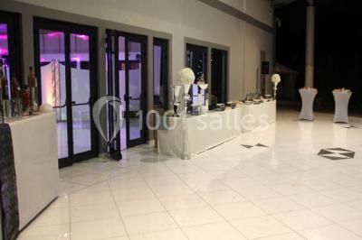 Plateau de sushis variés avec saumon, riz, légumes et feuilles d'endive, présenté sur un support transparent.