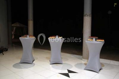 Plateau de sushis variés avec saumon, riz, légumes et feuilles d'endive, présenté sur un support transparent.