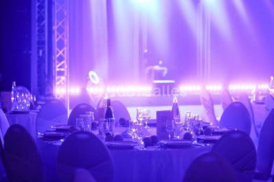 Plateau de sushis variés avec saumon, riz, légumes et feuilles d'endive, présenté sur un support transparent.