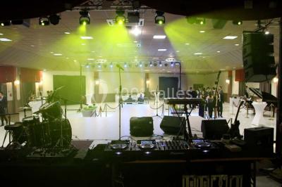 Plateau de sushis variés avec saumon, riz, légumes et feuilles d'endive, présenté sur un support transparent.