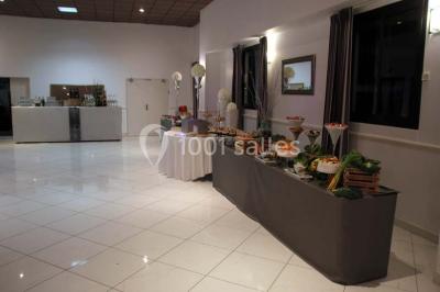 Plateau de sushis variés avec saumon, riz, légumes et feuilles d'endive, présenté sur un support transparent.