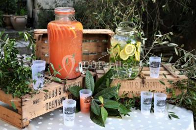 Chambre avec lit ancien en bois sculpté, murs rouges, tables de chevet assorties et miroir ovale.