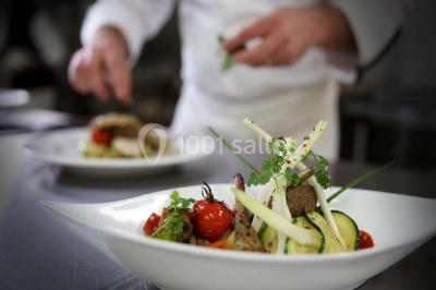 Table décorée pour une fête avec des donuts glacés bleus, des cubes décoratifs et des desserts variés sur des supports en…