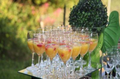 Table décorée pour une fête avec des donuts glacés bleus, des cubes décoratifs et des desserts variés sur des supports en…