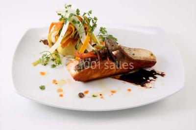 Table décorée pour une fête avec des donuts glacés bleus, des cubes décoratifs et des desserts variés sur des supports en…