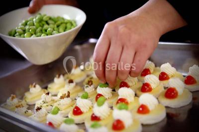 Table décorée pour une fête avec des donuts glacés bleus, des cubes décoratifs et des desserts variés sur des supports en…